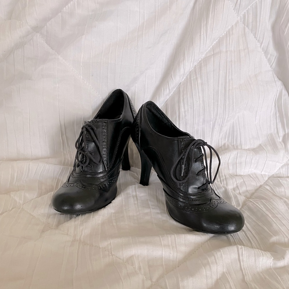 Forever 21 Women’s 7 black lace up 3in oxford heels excellent condition